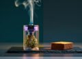 Vaporizer und Cannabis-Edible nebeneinander auf dunklem Hintergrund