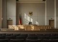 Gerichtssaal eines deutschen Landgerichts mit Richterbank und leerem Zeugenstand
