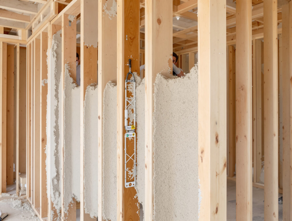 Holzständerwand mit Hanfkalk-Ausfachung im Rohbau