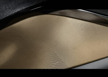 Autotürverkleidung aus Hanffaser-Biokomposit in modernem Fahrzeuginnenraum