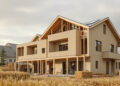 Modernes Mehrfamilienhaus im Bau mit sichtbaren Hanfbeton-Wänden und Holzrahmenkonstruktion