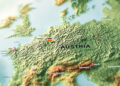 Topografische Karte Mitteleuropas mit Österreich als Zentrum zwischen Nachbarländern