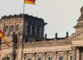 Reichstagsgebäude in Berlin mit Deutschlandfahne