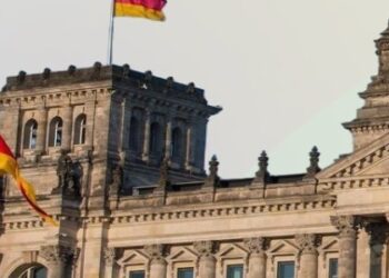 Reichstagsgebäude in Berlin mit Deutschlandfahne