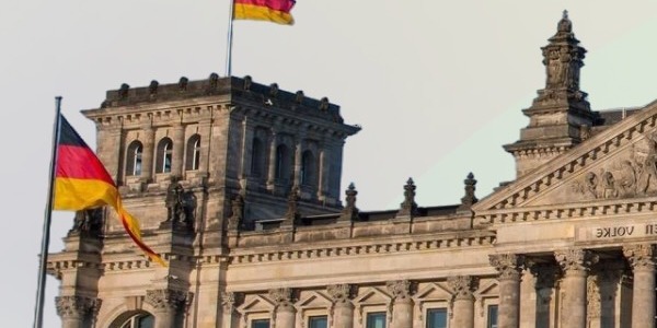 Reichstagsgebäude in Berlin mit Deutschlandfahne