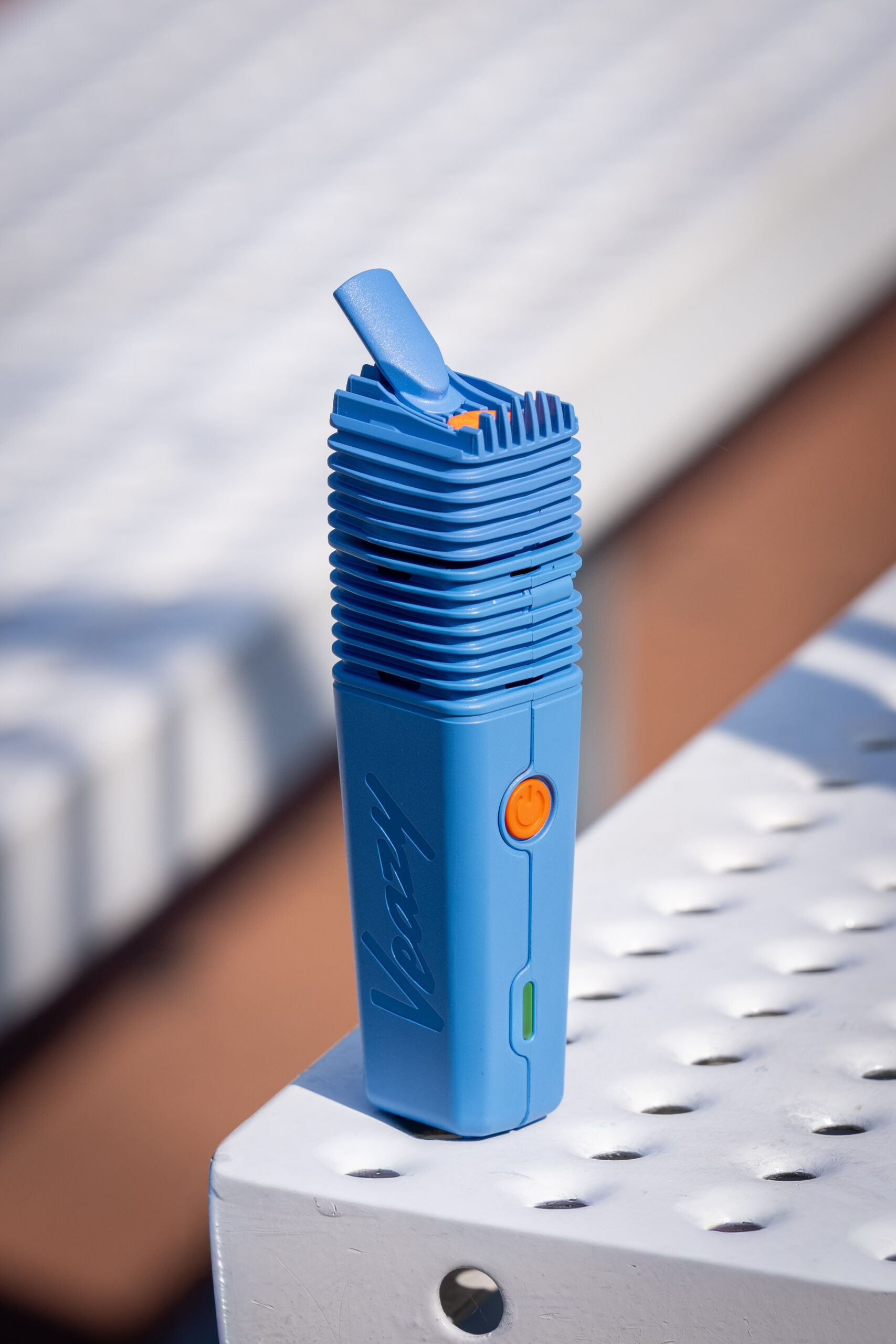 VEAZY Vaporizer in Dynamic Blue mit aufgeklapptem Mundstück
