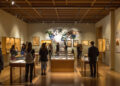 Ausstellungsraum im Hanf Museum Berlin mit Besuchern von hinten