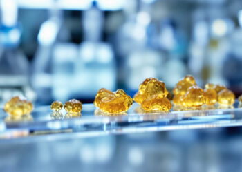 Cannabinoid-Harz auf Laborobjektträger unter wissenschaftlicher Beleuchtung