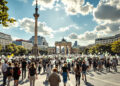 Demonstration am Alexanderplatz in Berlin mit Neptunbrunnen im Vordergrund