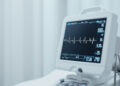 EKG-Monitor mit Herzrhythmus-Kurve in klinischer Umgebung