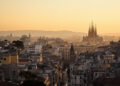 Historische Altstadt von Barcelona in der Abenddämmerung
