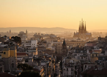 Historische Altstadt von Barcelona in der Abenddämmerung