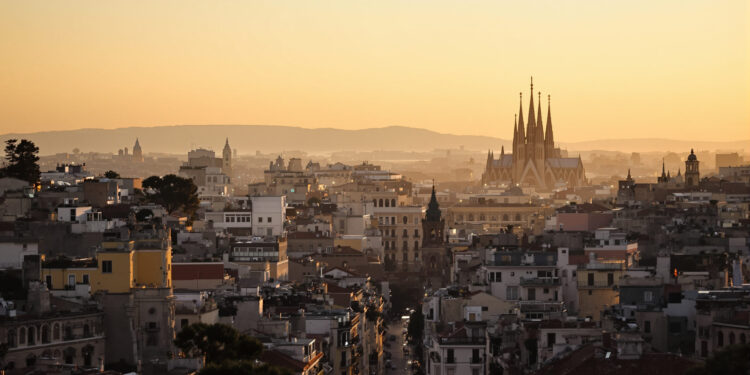 Historische Altstadt von Barcelona in der Abenddämmerung