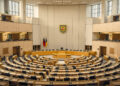 Leerer Plenarsaal eines deutschen Landtags mit Abgeordnetenbänken