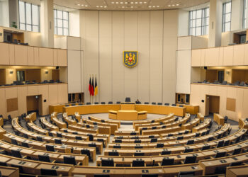 Leerer Plenarsaal eines deutschen Landtags mit Abgeordnetenbänken