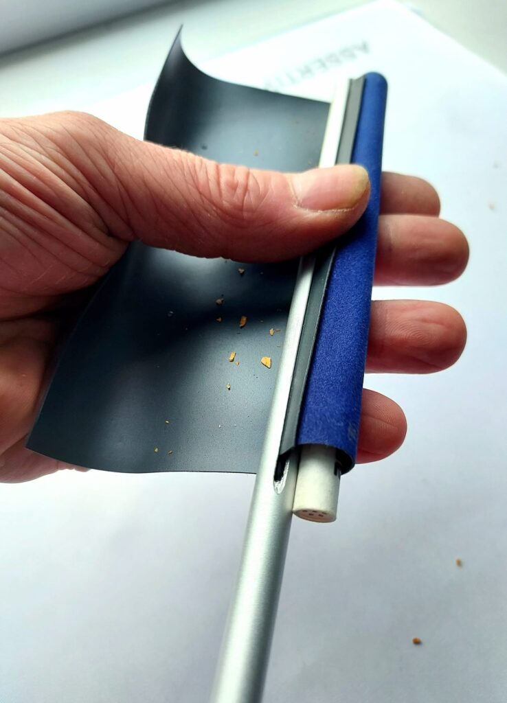 Blunt Roller 1881: fertig gerolltes Ergebnis mit eingesetztem Filter neben dem Stab