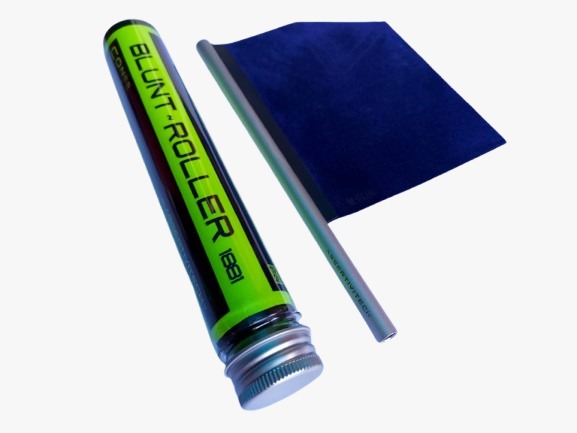 Blunt Roller 1881: wasserfestes, robustes Etui (Tube) neben der flexiblen Rollmatte