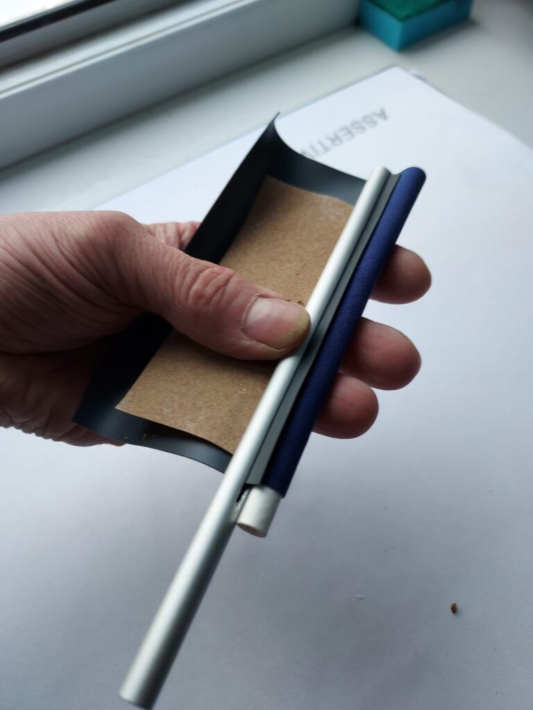 Blunt Roller 1881: eingelegtes Papier auf der flexiblen Matte, Stab am Rand