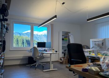 Büroraum von Cannoptikum mit Blick auf die Tiroler Berge