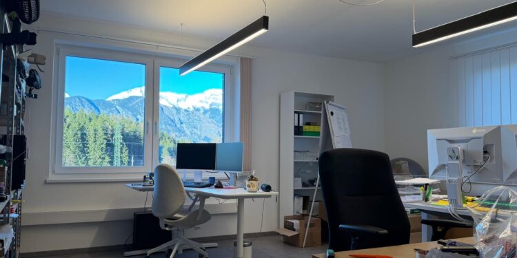 Büroraum von Cannoptikum mit Blick auf die Tiroler Berge