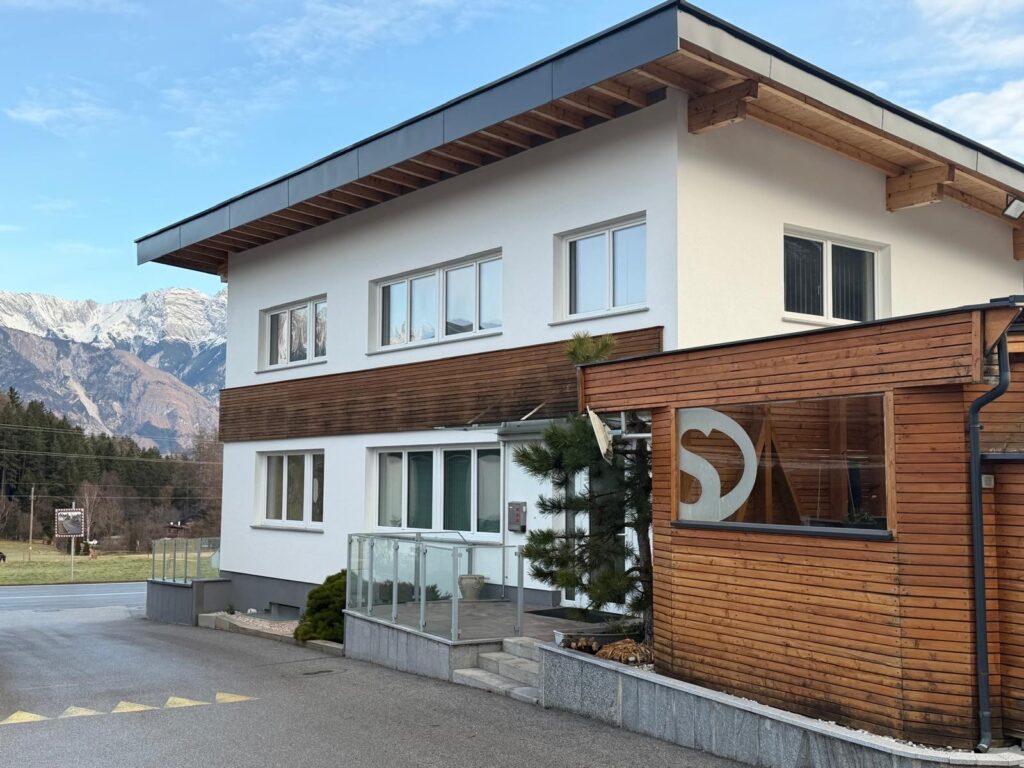 Außenansicht des Cannoptikum-Standorts in Rinn in Tirol