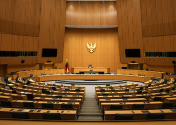 Blick auf das leere Bundestagsplenum von den Sitzreihen Richtung Rednerpult