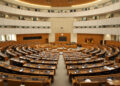 Bundesrat-Plenarsaal mit leeren Delegiertenplätzen in Holz und Creme