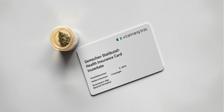 Krankenversicherungskarte neben verschreibungspflichtigem Cannabisblüten-Behältnis