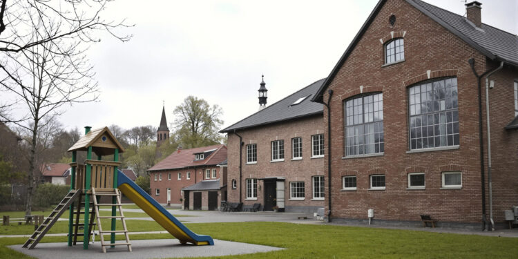 Spielplatz vor industrieller Halle in sächsischem Dorf