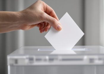 Wahlurne mit eingeworfener Stimmzettel bei Landtagswahl