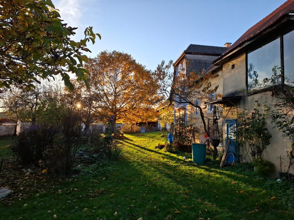 Der Hof von Waldviertler Hanfkuss in Rottenbach im Herbstlicht