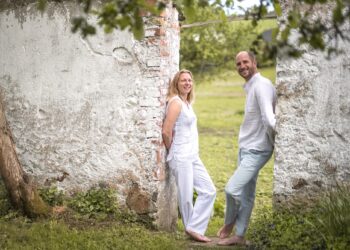 Judith und Claus von Waldviertler Hanfkuss an einer alten Mauer
