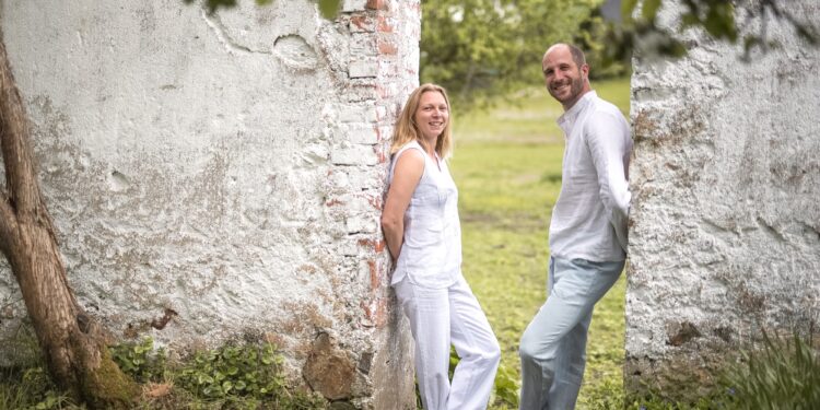 Judith und Claus von Waldviertler Hanfkuss an einer alten Mauer