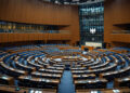 Leerer Plenarsaal des Deutschen Bundestages mit halbkreisförmiger Sitzanordnung