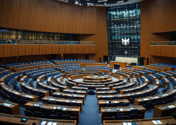 Leerer Plenarsaal des Deutschen Bundestages mit halbkreisförmiger Sitzanordnung