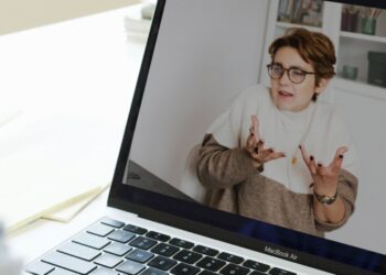Cannabis-Telemedizin per Videosprechstunde auf einem Laptop
