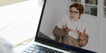Cannabis-Telemedizin per Videosprechstunde auf einem Laptop