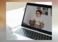 Patientin im Videogespraech mit einer Aerztin am Laptop