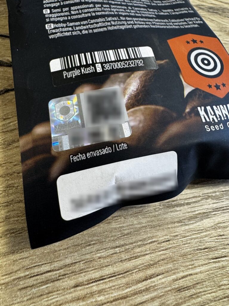 Rueckseite einer Samenpackung mit Hologramm-Siegel und Verifizierungscode