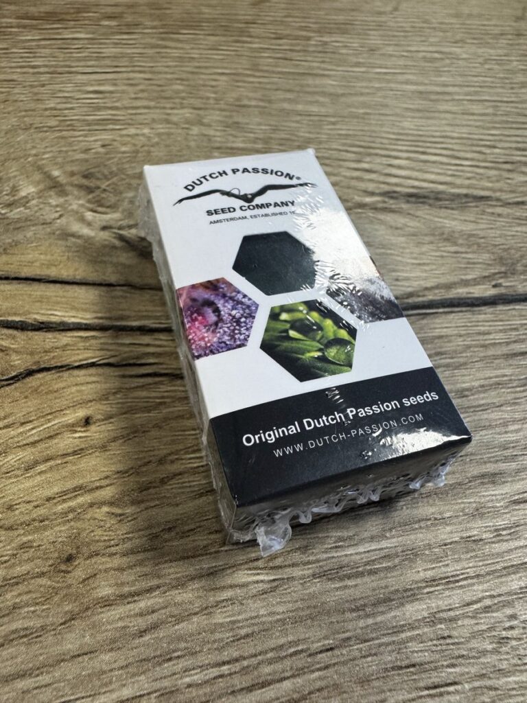Versiegelte Originalverpackung von Dutch Passion auf einem Holztisch